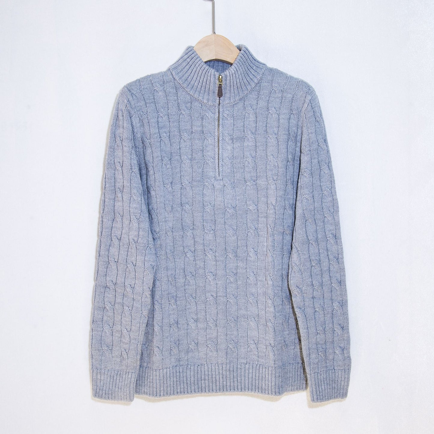 Herren eleganter Strickpullover mit halbem Reißverschluss und Zopfstrickmuster Stilzeits