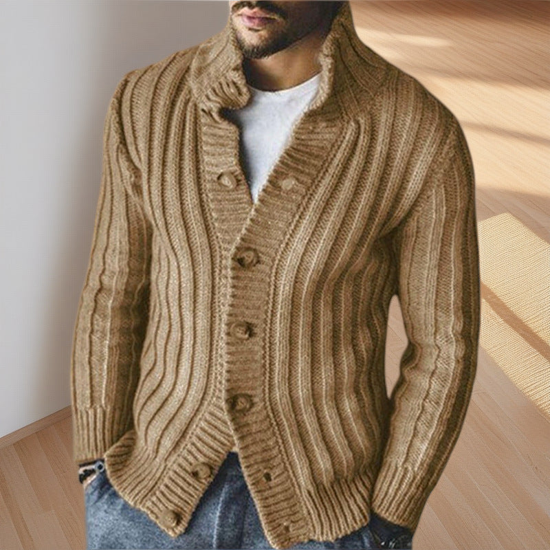 Herren Strickjacke mit klarem Rippenmuster und bequemem Stehkragen Stilzeits