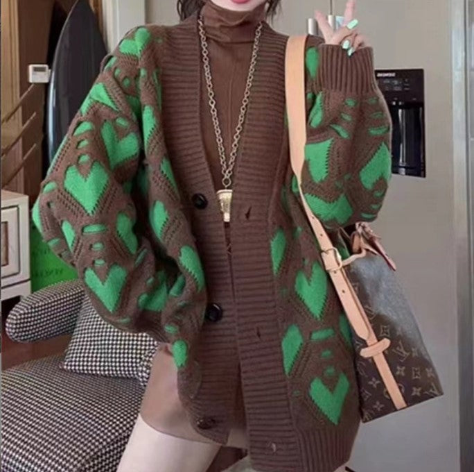 Damen Strickjacke mit einzigartigem Herzmuster und voluminösen Ärmeln Stilzeits