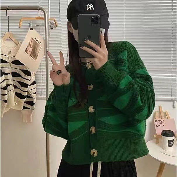 Damen Strickjacke mit einzigartigem Wellenmuster und goldenen Knöpfen Stilzeits