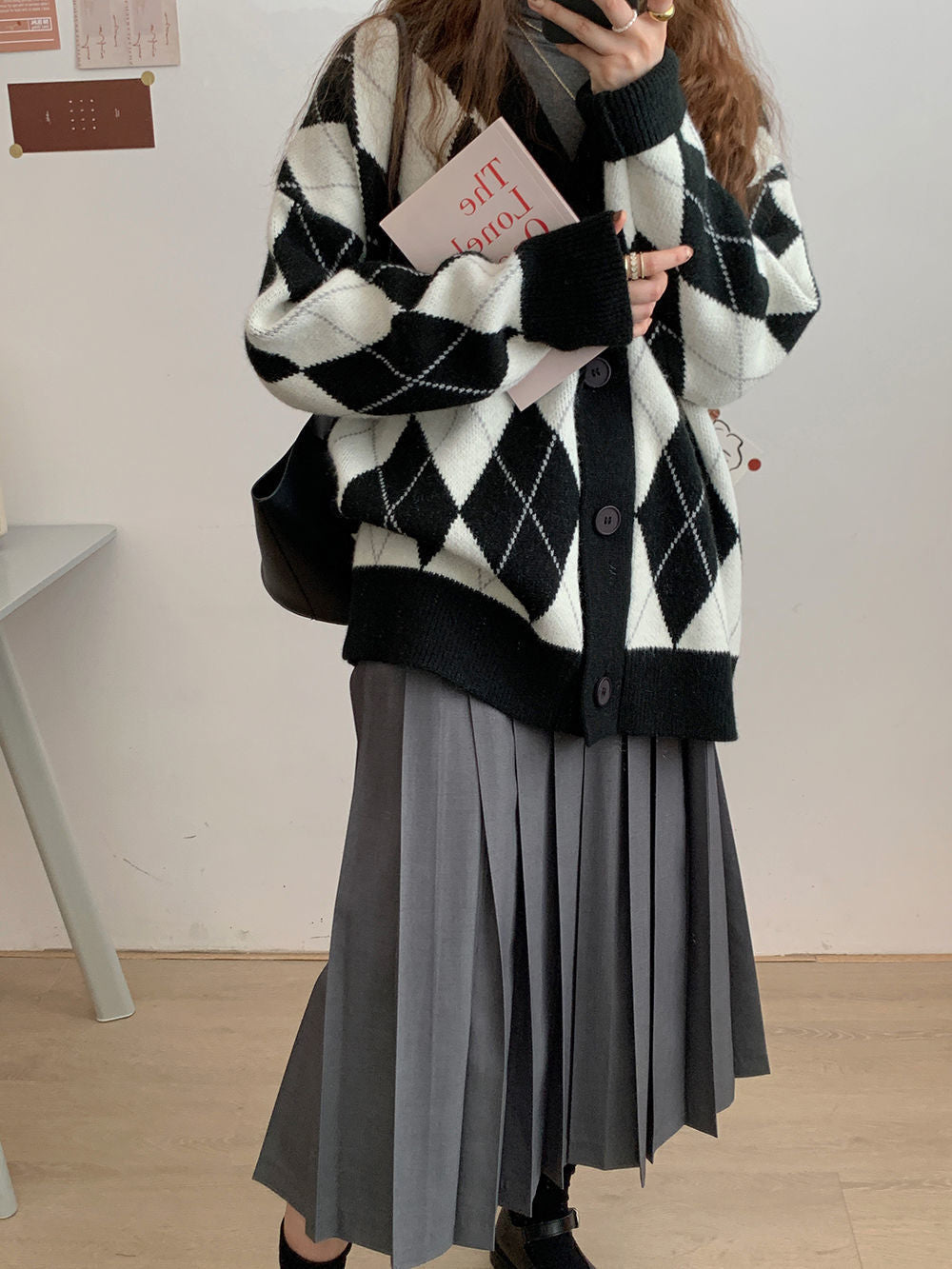 Damen Grobstrickjacke mit modernem Rautenmuster und Knopfverschluss Stilzeits