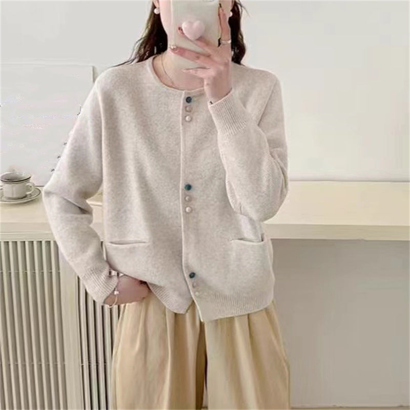 Damen gemütliche Strickjacke mit bunten Knöpfen und praktischen Taschen Stilzeits