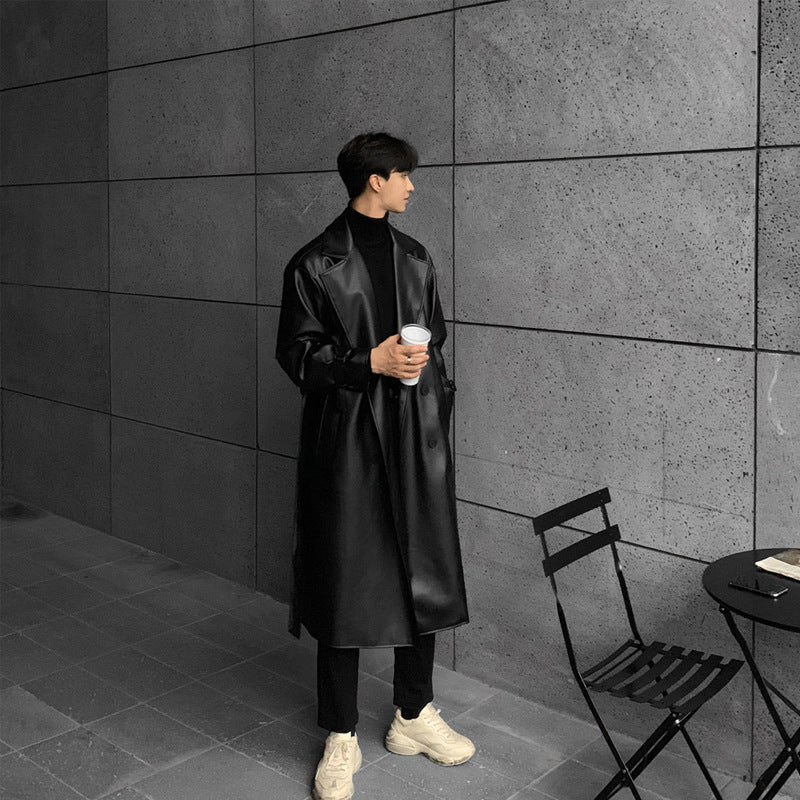 Herren modischer Longtrenchcoat aus hochwertigem Kunstleder mit elegantem Schnitt Stilzeits