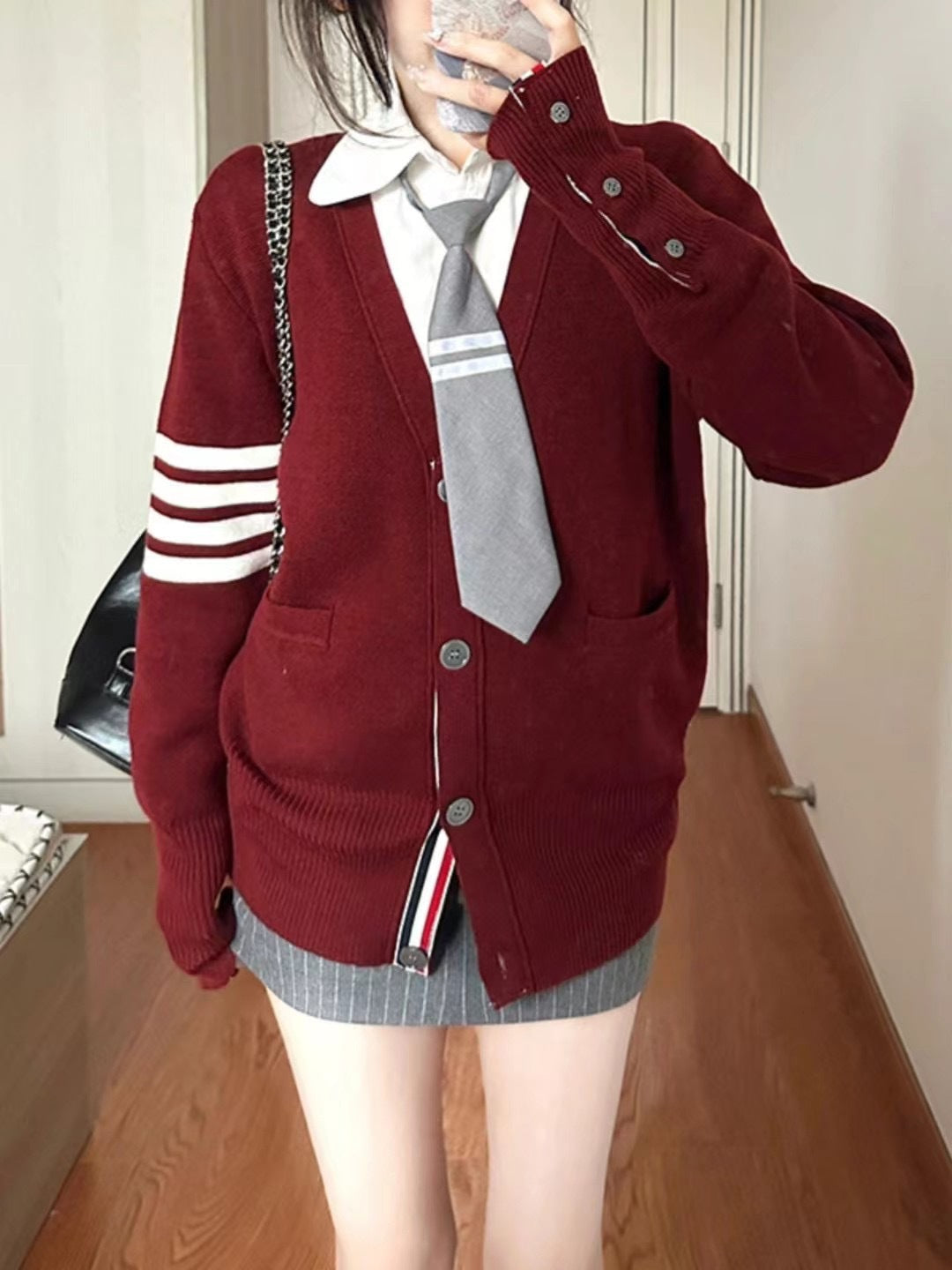 Damen Strickjacke mit hohen Taschen und grafischen Akzenten Stilzeits