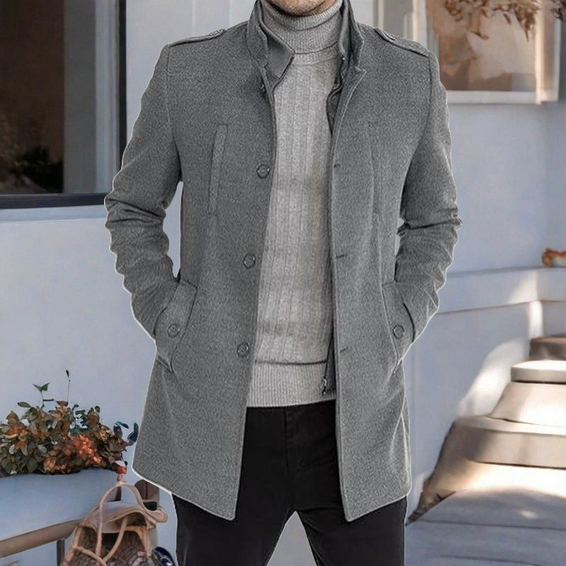 Herren eleganter, mittelschwerer Freizeitmantel mit Stehkragen und seitlichen Taschen Stilzeits