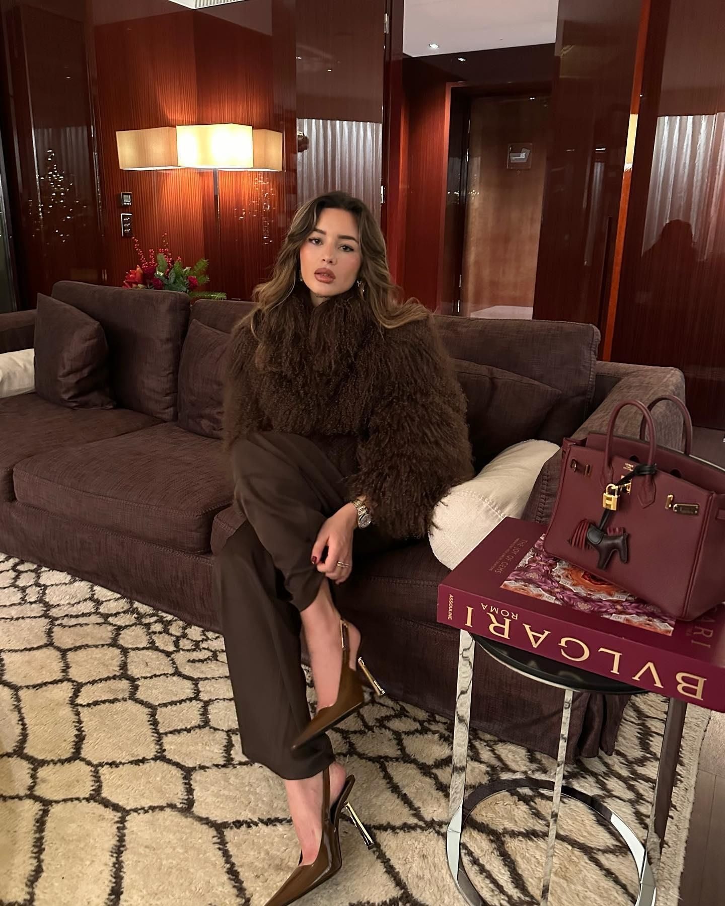 Damen Kuschelige Kunstfelljacke mit hohem Kragen und eleganten Details Stilzeits