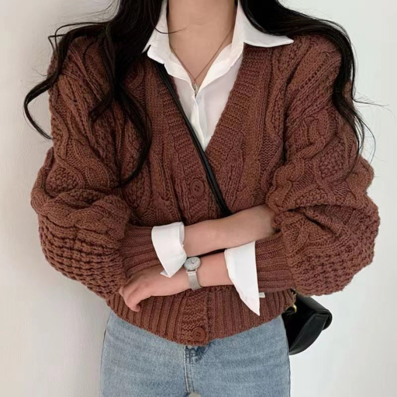 Damen Grobstrickjacke mit voluminösen Ärmeln und einzigartigem Zopfmuster Stilzeits