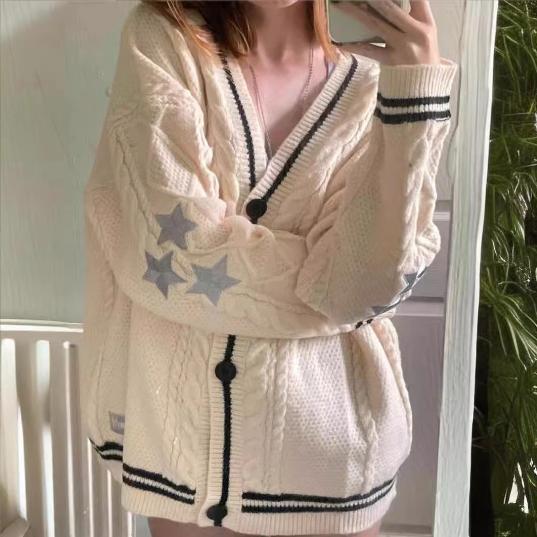 Damen Grobstrickjacke mit einzigartiger Zopfstruktur und dekorativen Sternen Stilzeits