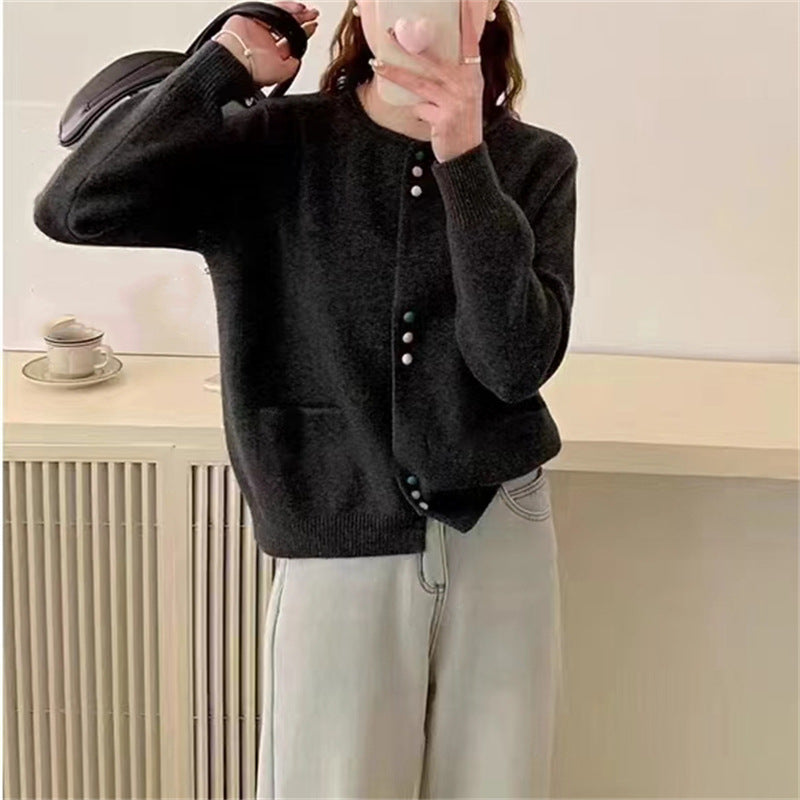 Damen gemütliche Strickjacke mit bunten Knöpfen und praktischen Taschen Stilzeits