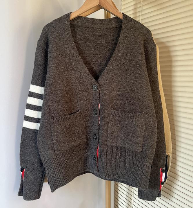 Damen Strickjacke mit hohen Taschen und grafischen Akzenten Stilzeits