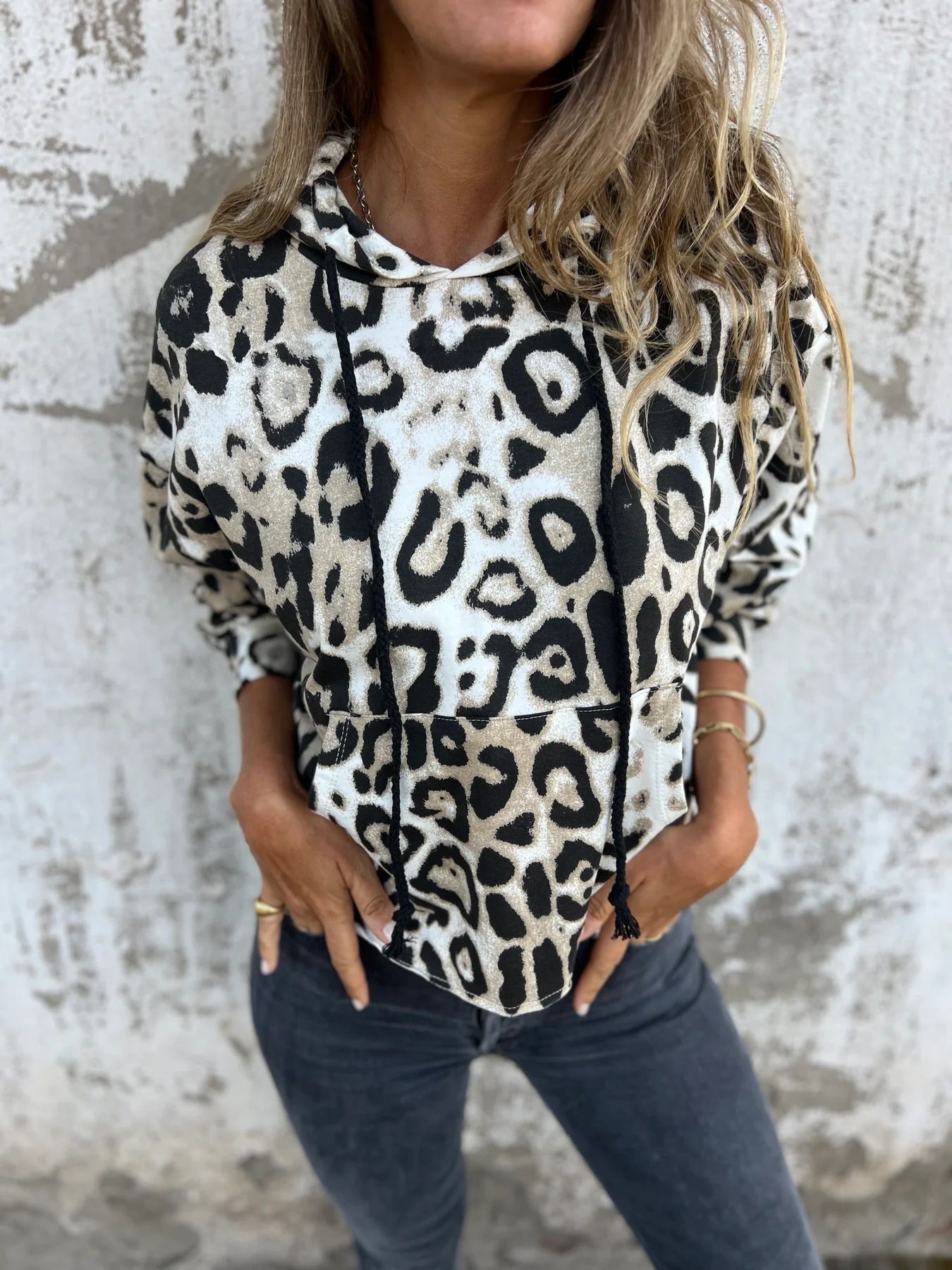 Damen Kapuzenpullover mit lässigem Leopardenmuster und praktischen Seitentaschen Stilzeits