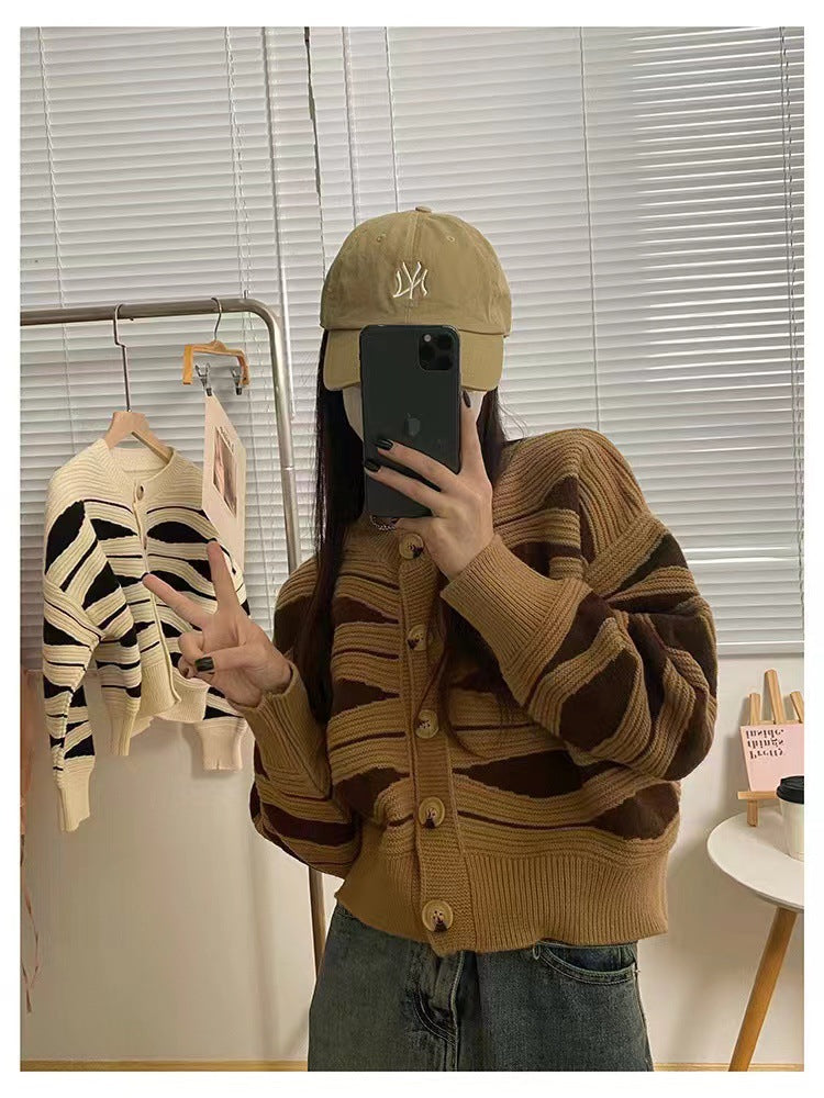 Damen Strickjacke mit einzigartigem Wellenmuster und goldenen Knöpfen Stilzeits