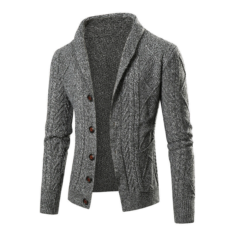 Herren Strickjacke mit modernem Zopfmuster und aufgesetzten Taschen Stilzeits