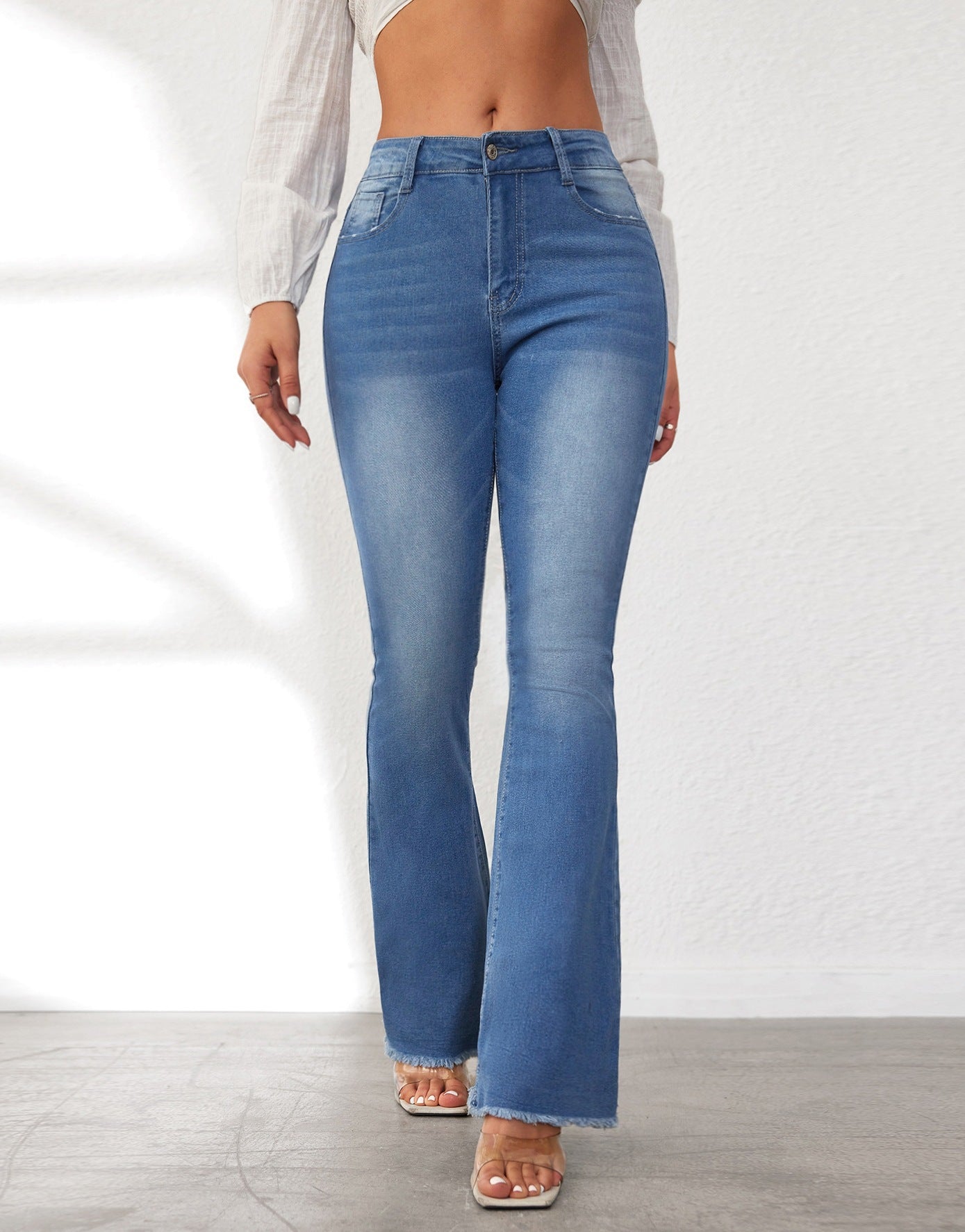 Damen Flared Jeans mit stylishen Fransen und hohem Bund Stilzeits