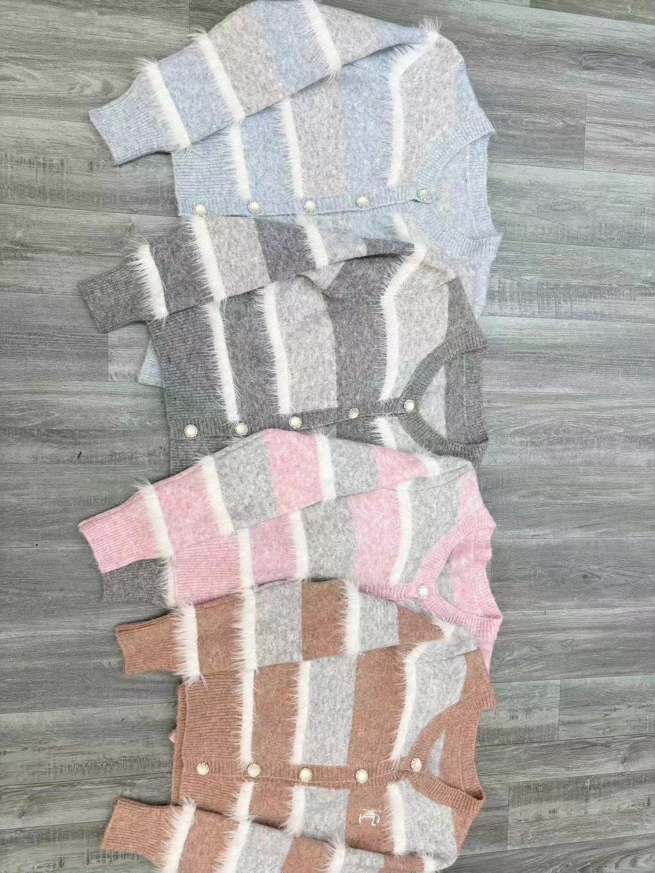 Damen Strickjacke mit breiten Streifenmuster und eleganten Knopfdetail Stilzeits