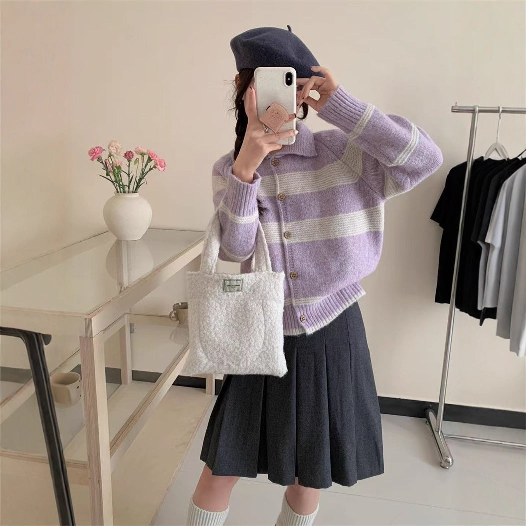 Damen Strickjacke mit charakteristischem Kragen und modischen Blockstreifen Stilzeits