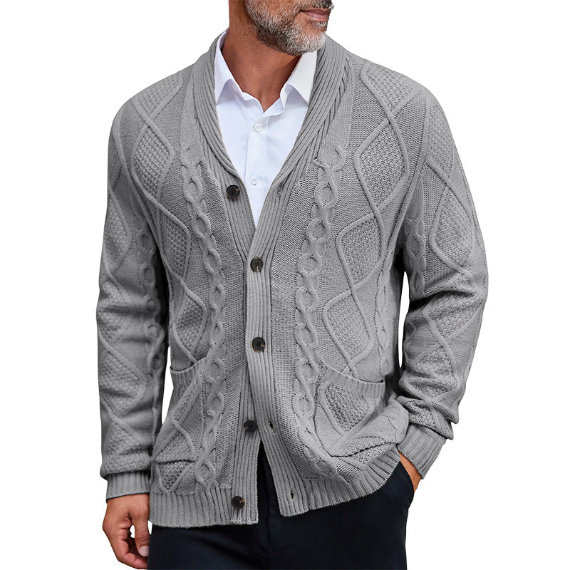 Herren Grobstrickjacke mit elegantem Zopfmuster und praktischen Taschen Stilzeits