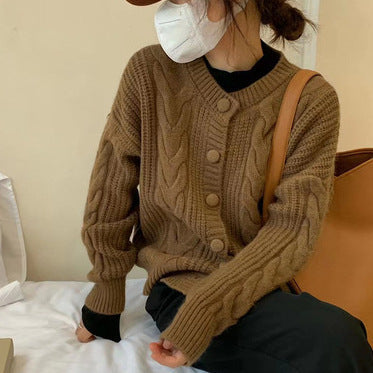 Damen Grobstrickpullover mit Knopfleiste und elegantem Zopfmuster Stilzeits