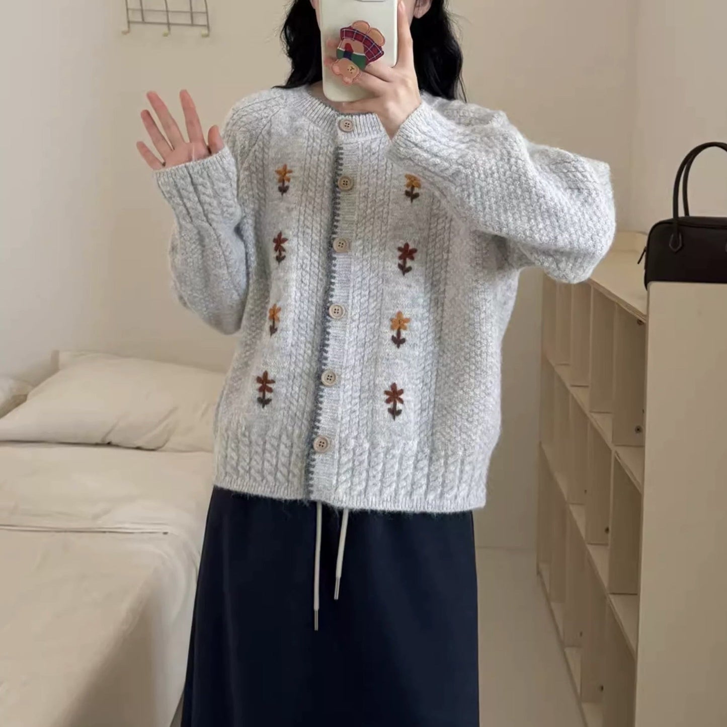 Damen Strickjacke mit floralem Design und hochwertigen Knopfdetails Stilzeits