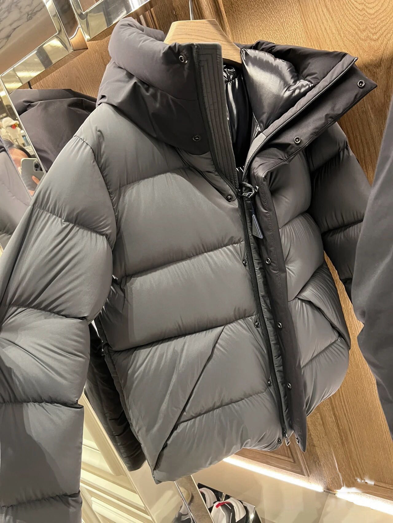 Damen Daunenjacke mit hohem Kragen und praktischen Reißverschlusstaschen Stilzeits