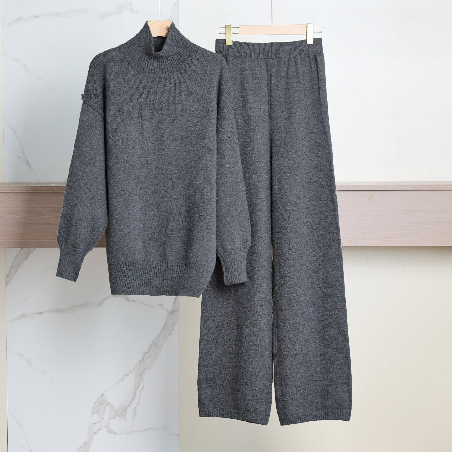 Damen Gemütliches Strickensemble mit hohem Kragen und weit geschnittenen Hosen Stilzeits