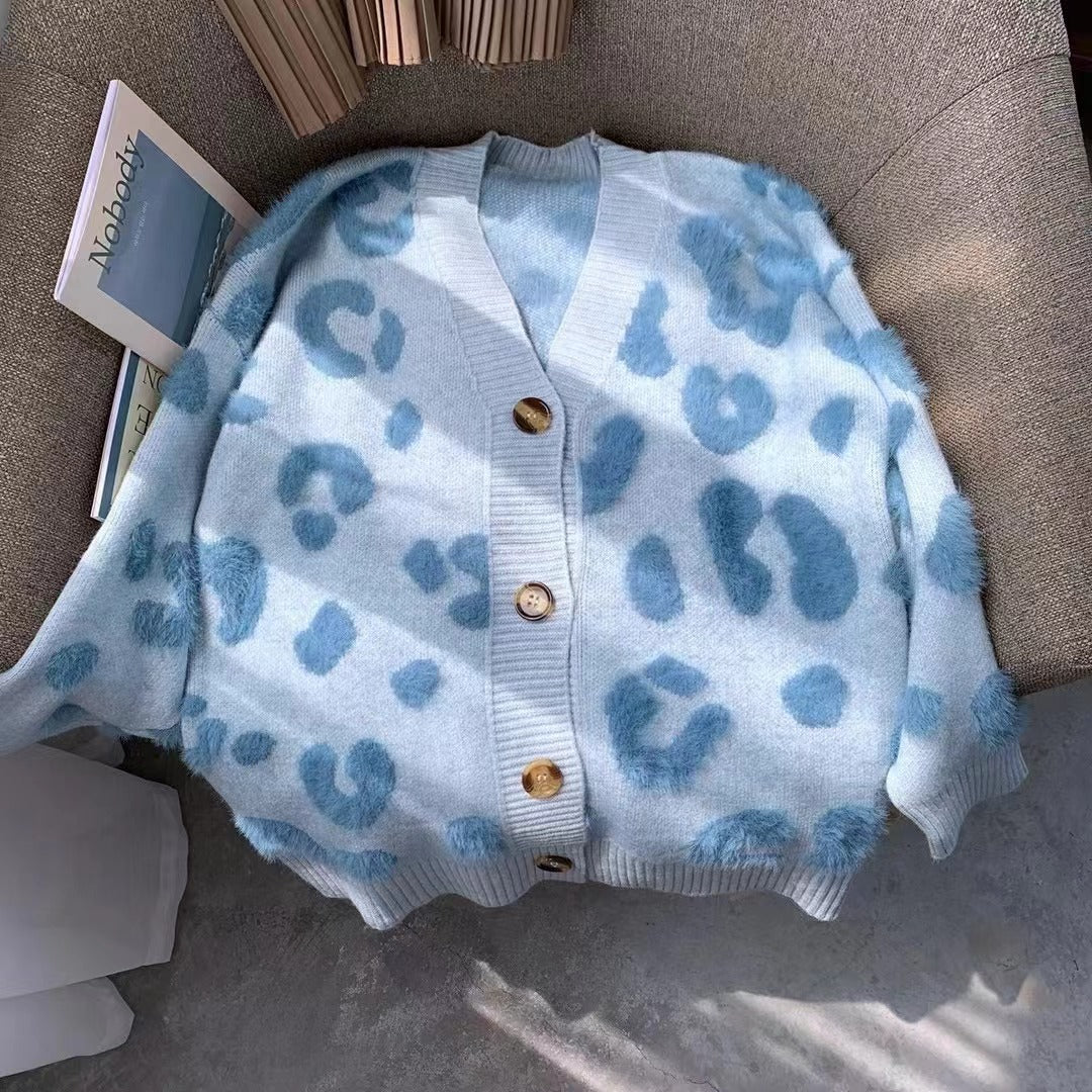 Damen Kuschelige Strickjacke mit herzförmigem Design und Knopfdetail Stilzeits