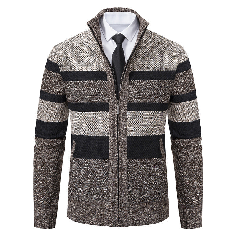 Herren modischer Strickjacke mit hohem Kragen und gestreiftem Design Stilzeits