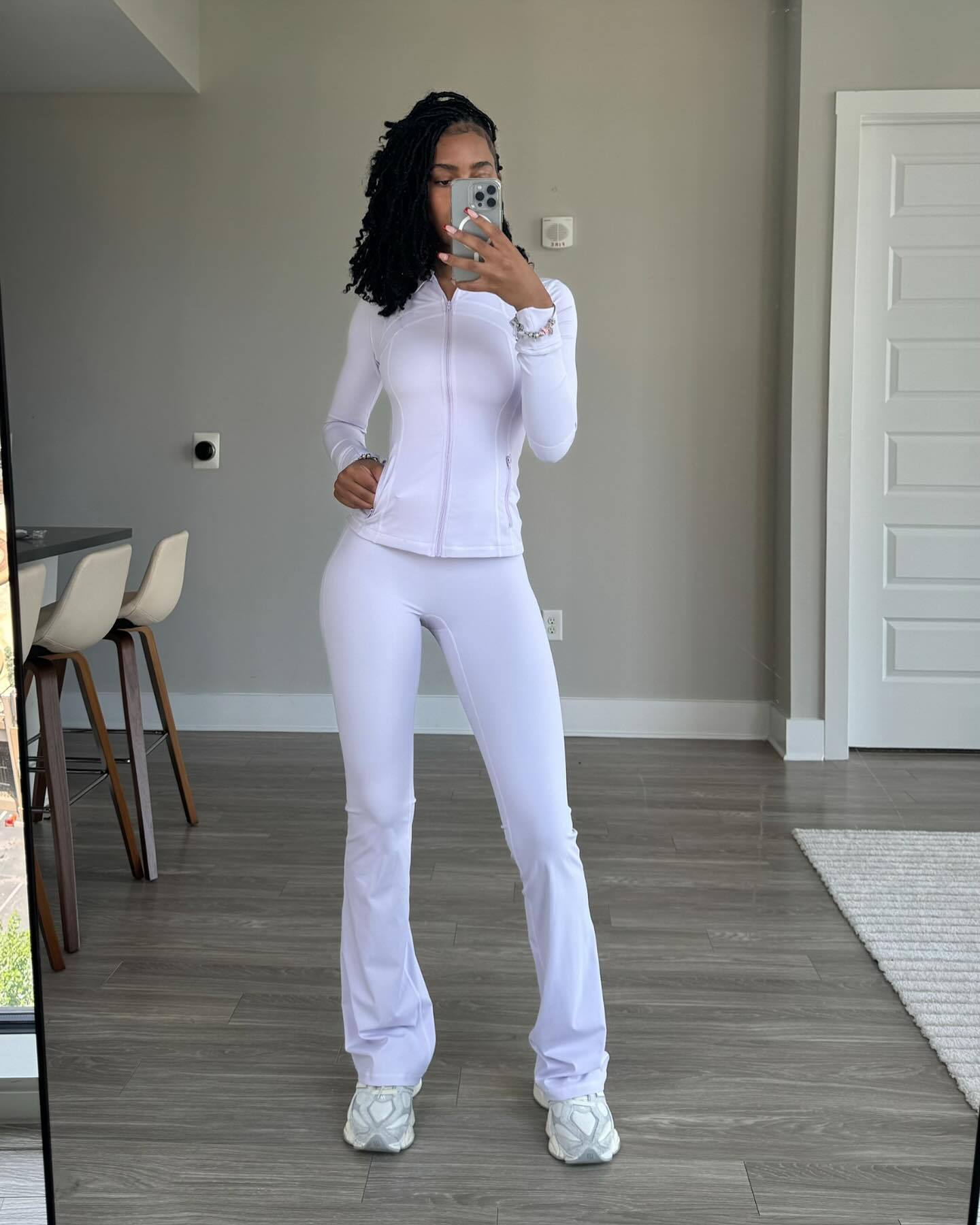 Damen Sportliches Fitness-Outfit mit enganliegendem Langarm-Oberteil und weiten Sporthosen Stilzeits