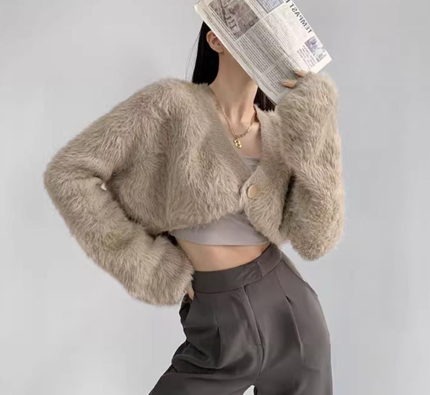 Damen cropped Strickjacke mit voluminösen Ärmeln und Knopfdetail Stilzeits