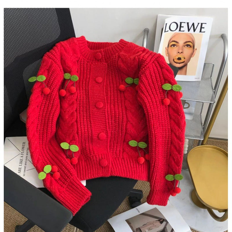 Damen Strickjacke mit verspieltem Kirschmotiv und eleganten Zopfmustern Stilzeits