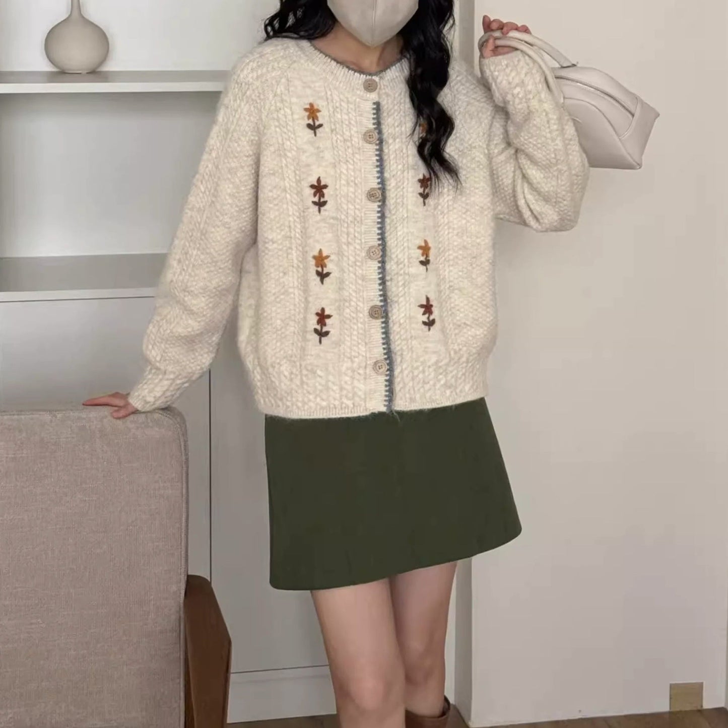 Damen Strickjacke mit floralem Design und hochwertigen Knopfdetails Stilzeits