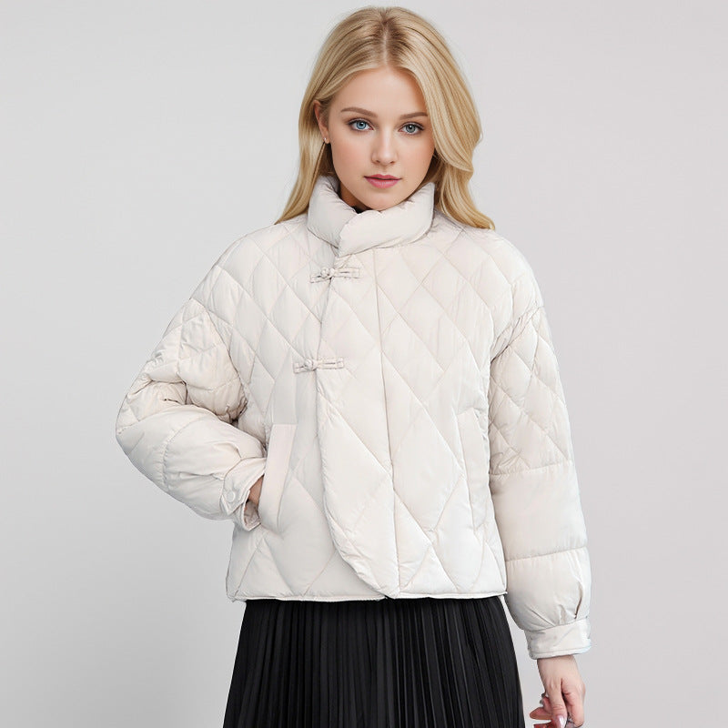 Damen gesteppte Jacke mit hohem Kragen und praktischen Druckknopfdetails Stilzeits