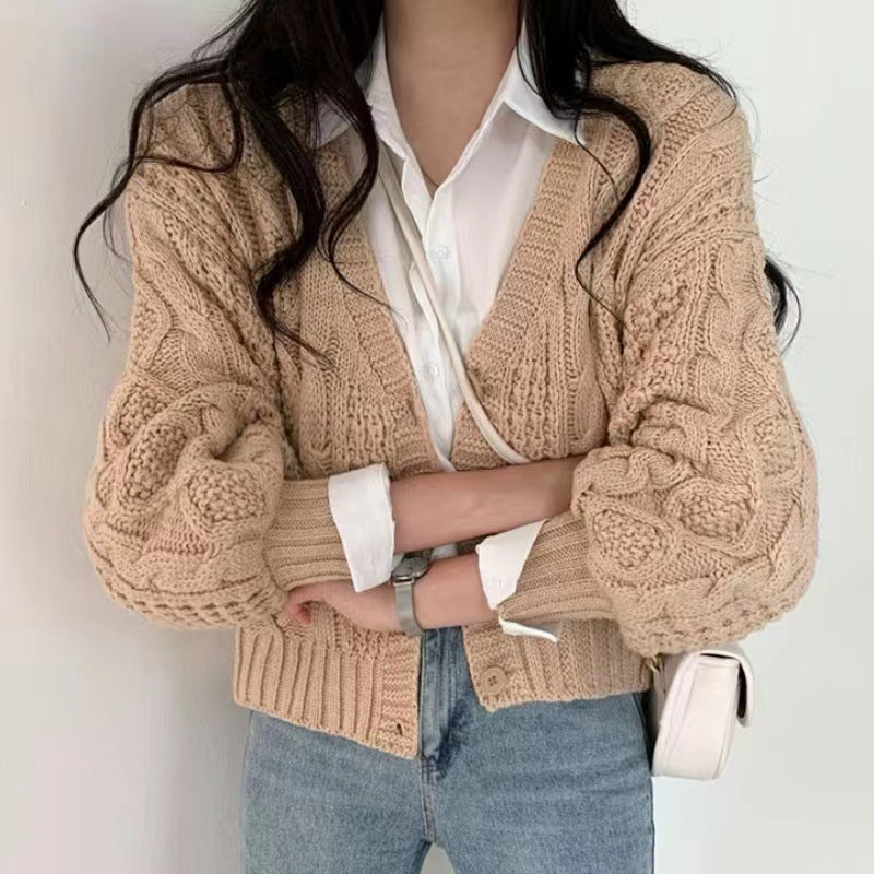 Damen Grobstrickjacke mit voluminösen Ärmeln und einzigartigem Zopfmuster Stilzeits