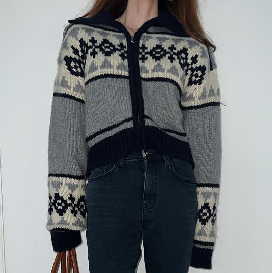 Damen Strickjacke mit floralem Muster und hohen Kragen Stilzeits