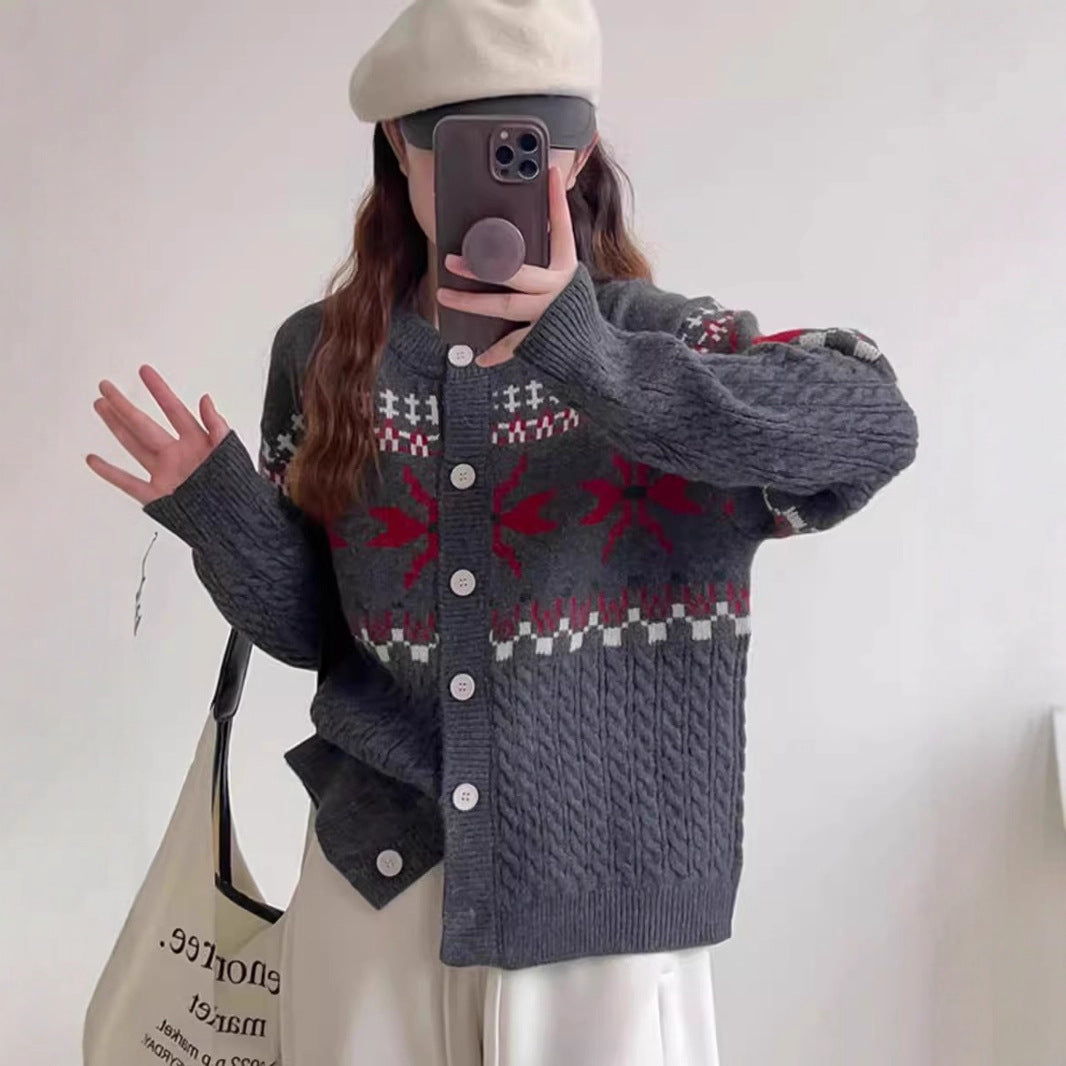 Damen Strickjacke mit traditionellen Mustern und großen Knöpfen Stilzeits