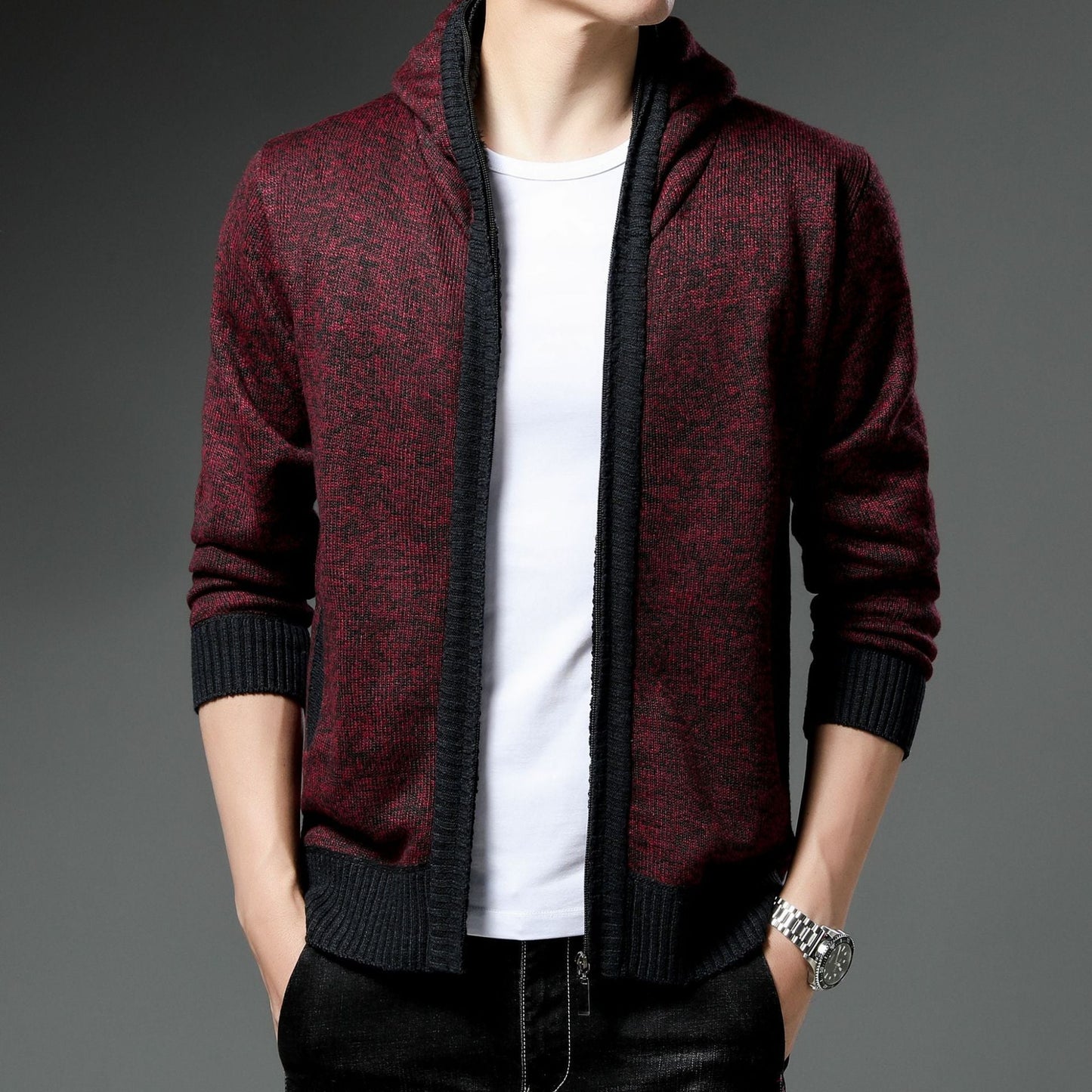 Herren Moderne Strickjacke mit Kapuze und schwarz-weißen Akzenten Stilzeits