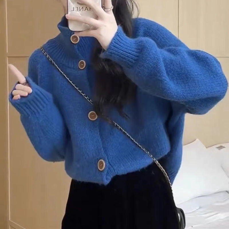 Damen gemütliche Strickjacke mit hohem Kragen und dekorativen Knöpfen Stilzeits