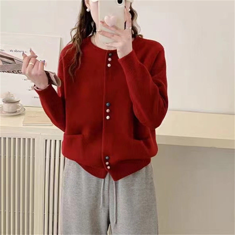 Damen gemütliche Strickjacke mit bunten Knöpfen und praktischen Taschen Stilzeits