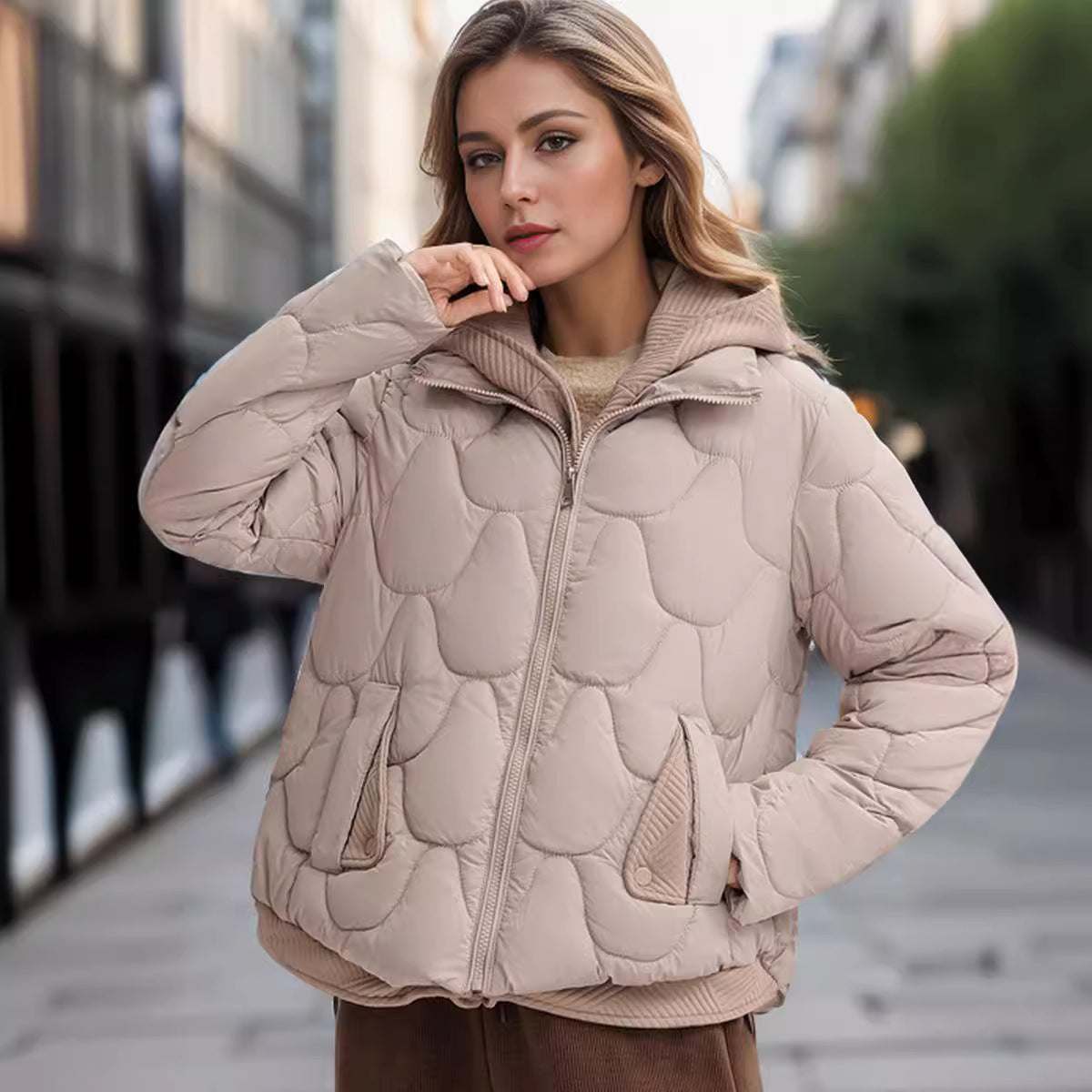 Damen modische gepolsterte Jacke mit abnehmbarer Kapuze und praktischen Taschen Stilzeits