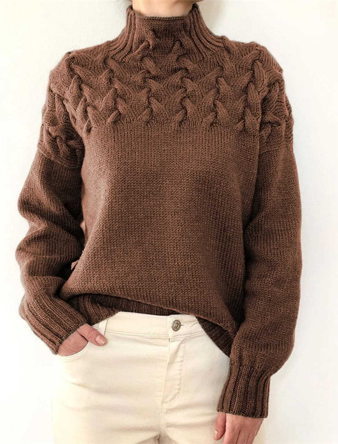 Damen Grobstrickpullover mit Stehkragen und Zopfmuster Stilzeits