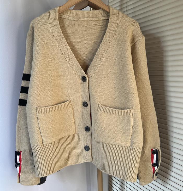 Damen Strickjacke mit hohen Taschen und grafischen Akzenten Stilzeits