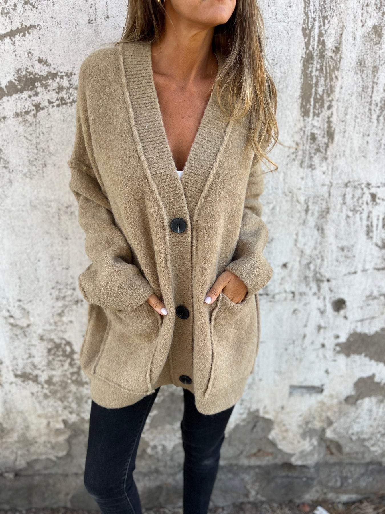 Damen kuschelige Strickjacke mit großen Taschen und Knopfdetails Stilzeits