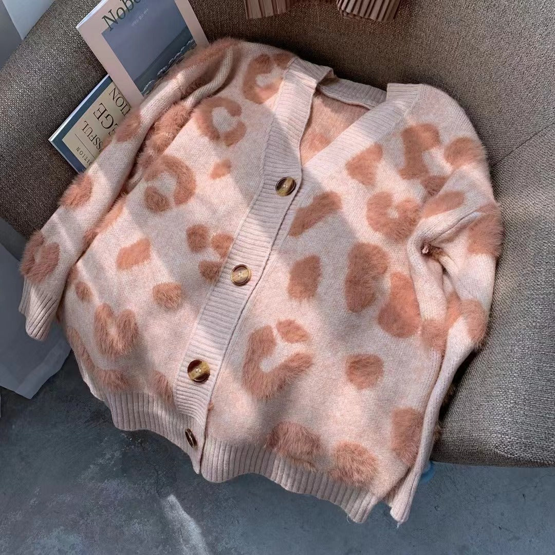 Damen Kuschelige Strickjacke mit herzförmigem Design und Knopfdetail Stilzeits