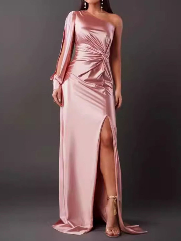 Damen Abendkleid mit asymmetrischem Ausschnitt und eleganter Faltenlegung Stilzeits