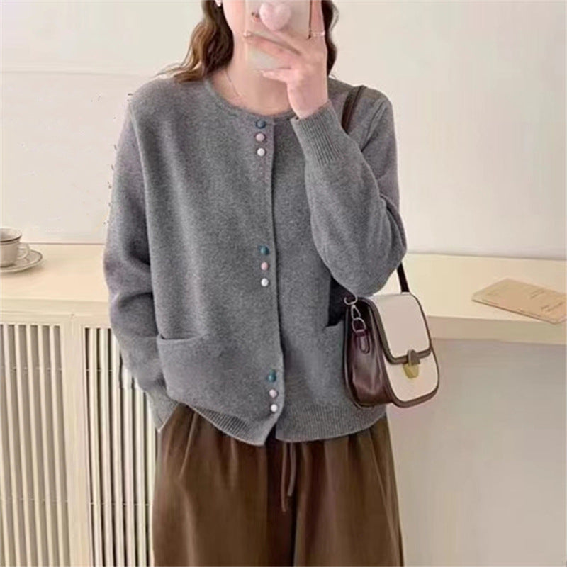 Damen gemütliche Strickjacke mit bunten Knöpfen und praktischen Taschen Stilzeits