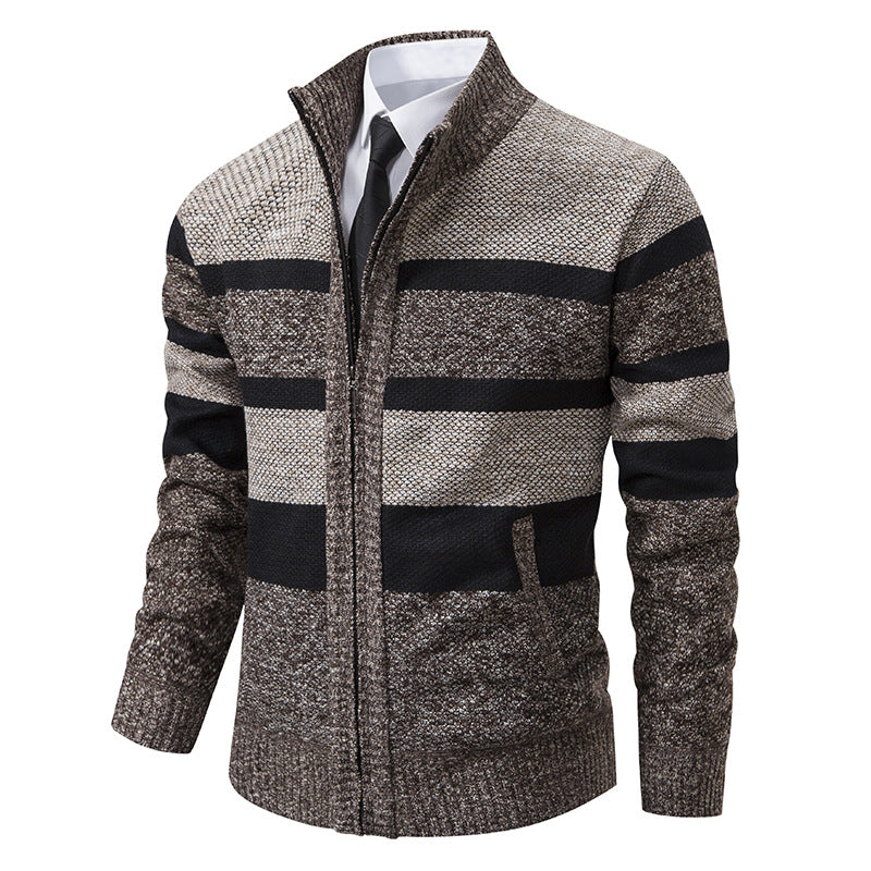 Herren Strickjacke mit Stehkragen und modernem Streifenmuster Stilzeits