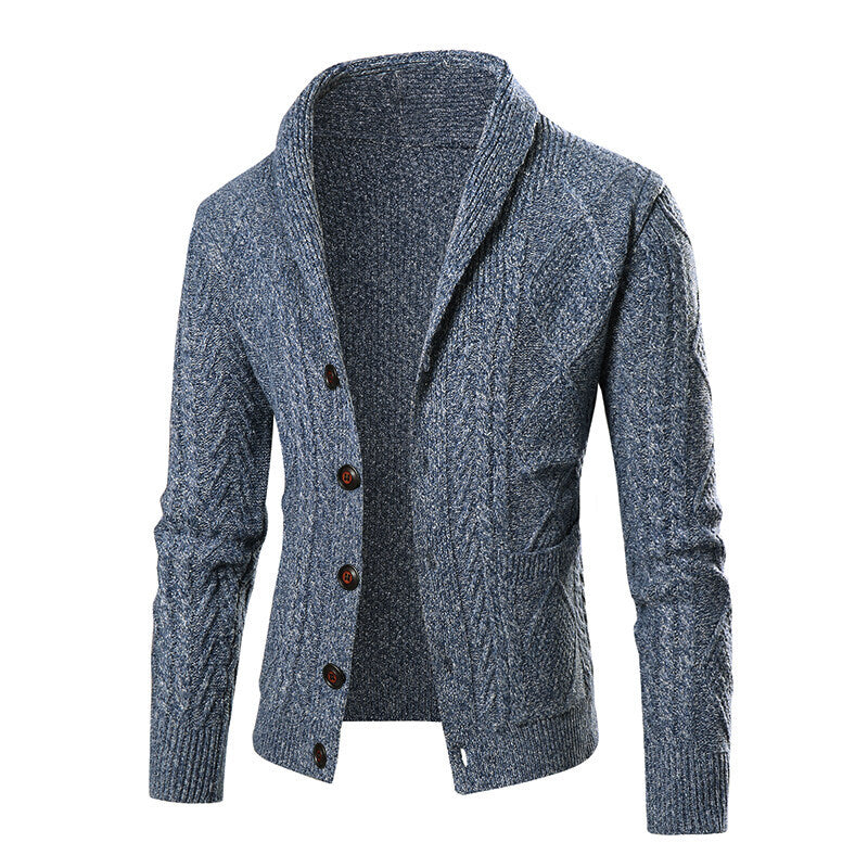 Herren Strickjacke mit modernem Zopfmuster und aufgesetzten Taschen Stilzeits
