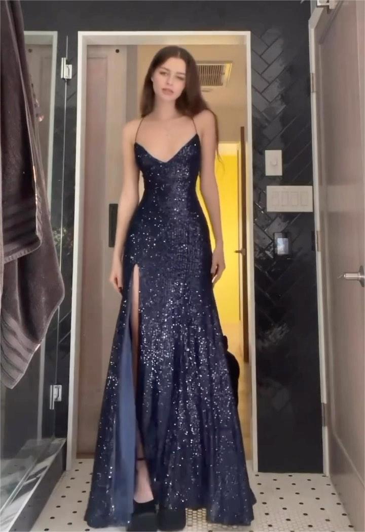 Damen Glamouröses Abendkleid mit funkelndem Paillettenbesatz und elegantem Schlitz Stilzeits