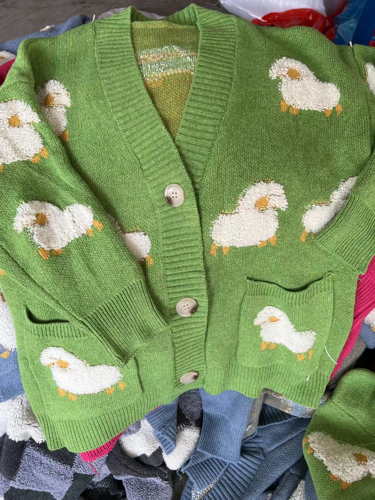 Damen Strickjacke mit verspieltem Schafmotiv und Taschen Stilzeits