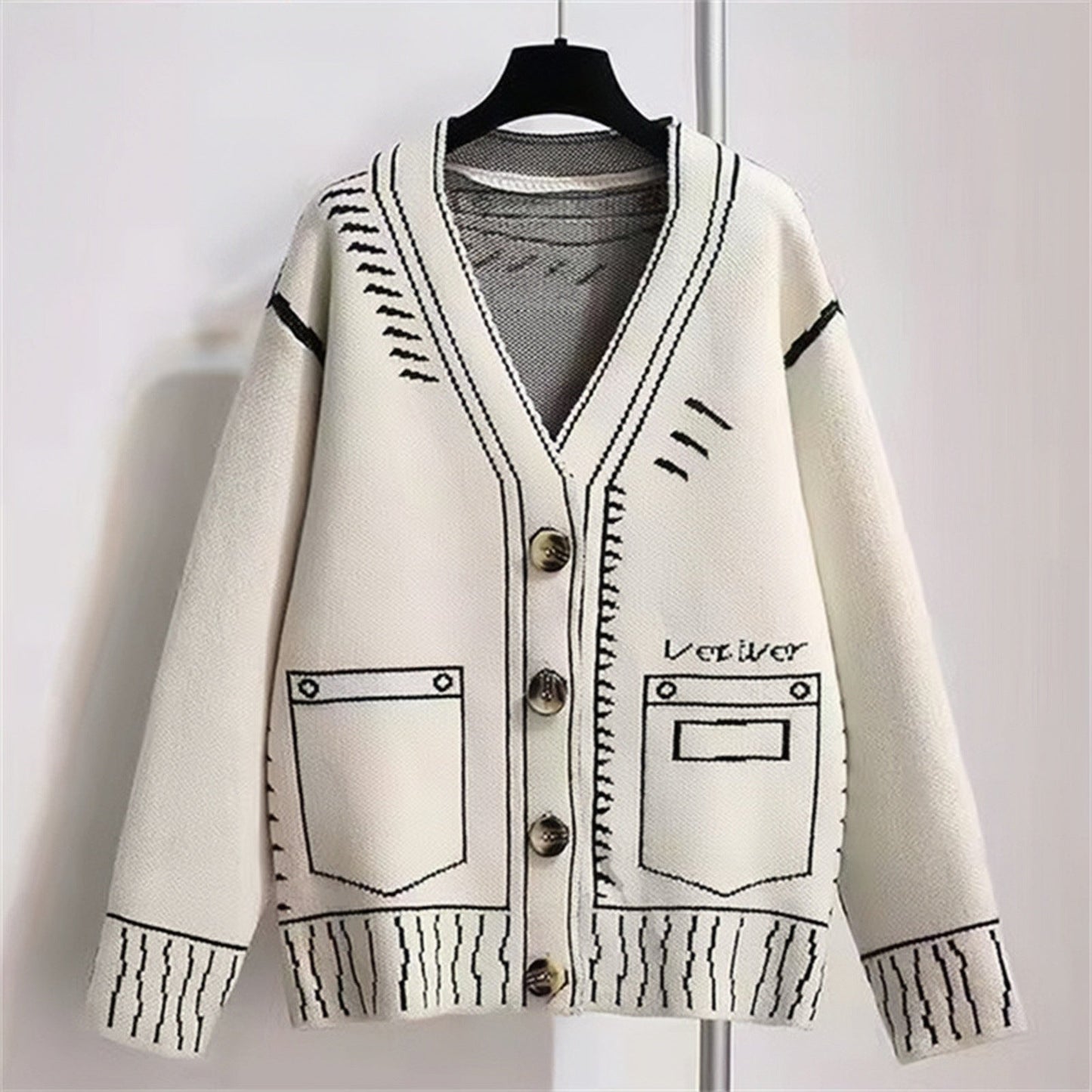 Damen Strickjacke mit einzigartigem grafischen Design und hochwertigen Knopfdetails Stilzeits